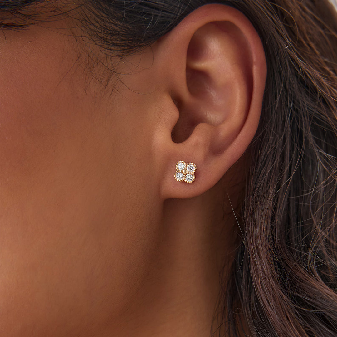 Yuna 4-Leaf Clover Round-Edge Moissanite Stud Earring 7